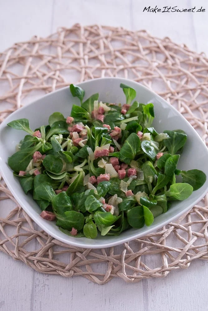Фельдсалат с беконом и бульоном
