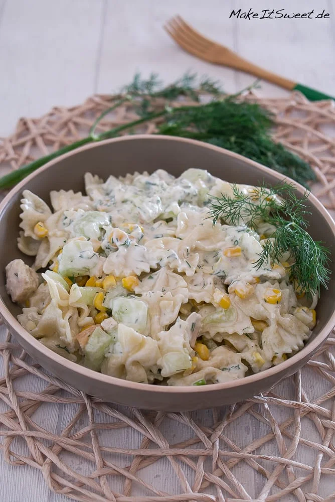 Легкий салат с пастой, курицей и огурцом + укропный соус