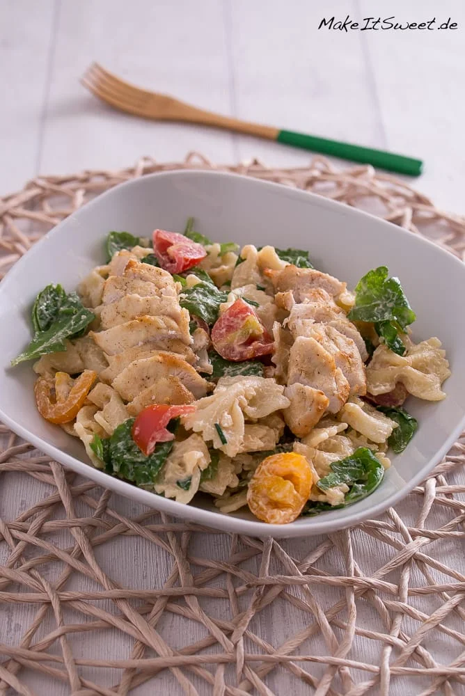 Нудельный салат с рукколой, курицей и томатами + французская заправка