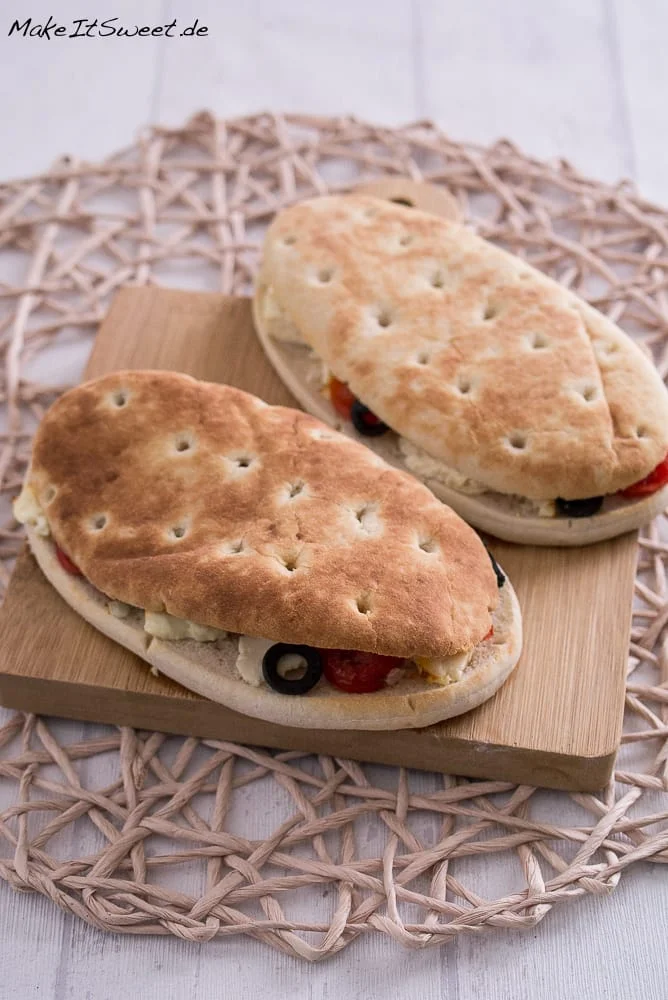 Панини из аэрогриля с фетой, оливками и помидорами