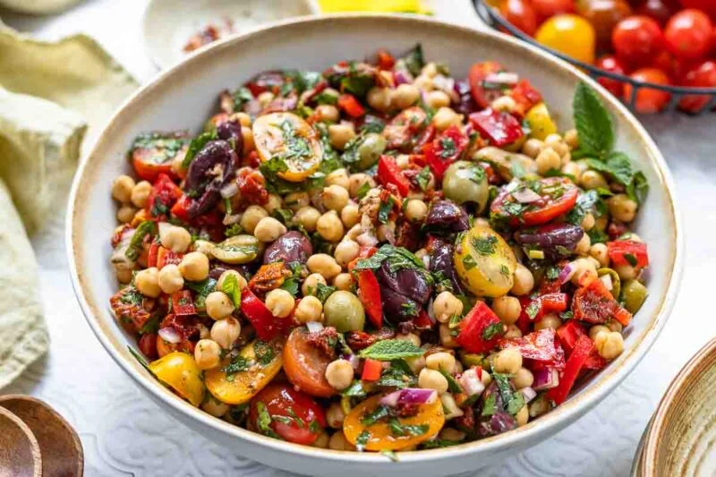 Средиземноморский салат с нутом: легкий и вкусный рецепт