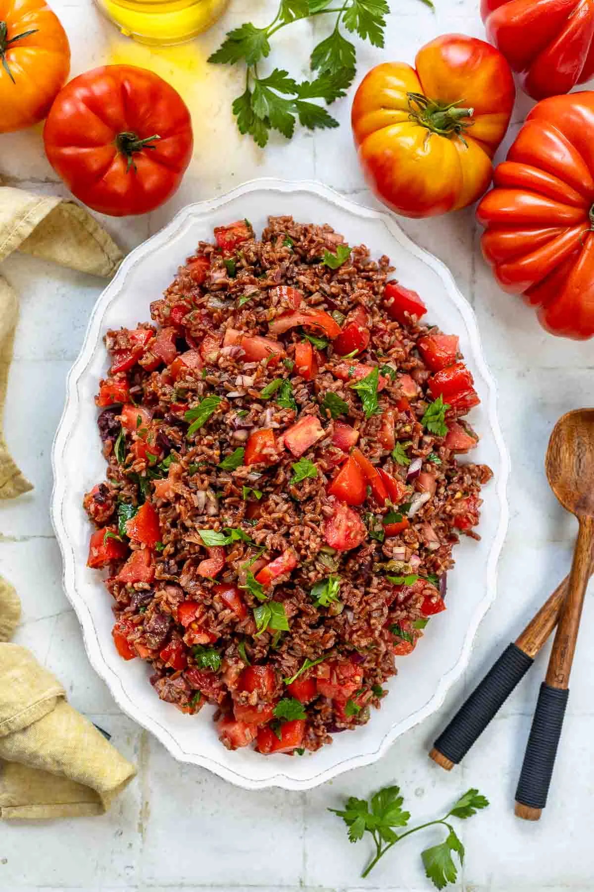 Средиземноморский рисовый салат с помидорами и оливками | Рецепт